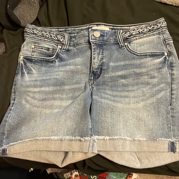 Crown And Ivy Jean Shorts Size 6 
